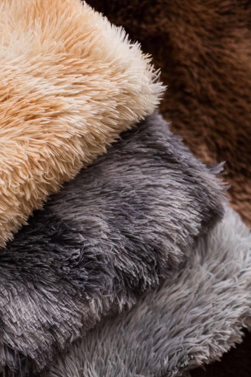 Килимки різних нейтральних кольорів з довгим ворсом